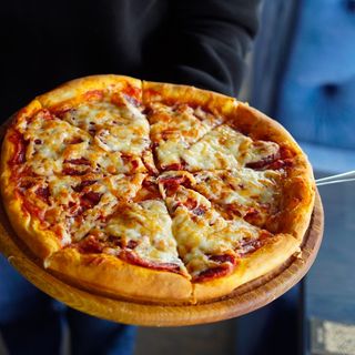 Піца Фірмова м'ясна (28см) 550 г