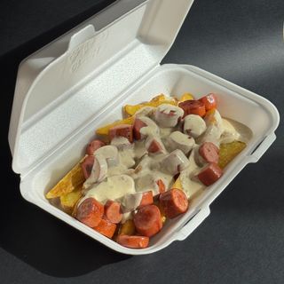 Картопля по селянськи з молочними сосисками (300г)