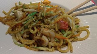 Yaki udon con frutti di mare