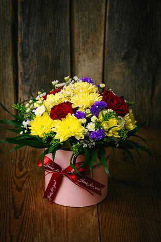 Рози в кръгла кутия