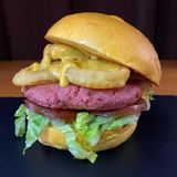 Burger Vegana Con Patatas Fritas (curry-mango)