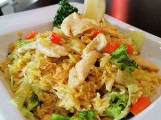 516. Ryż smażony z jajkiem, warzywami i kurczakiem