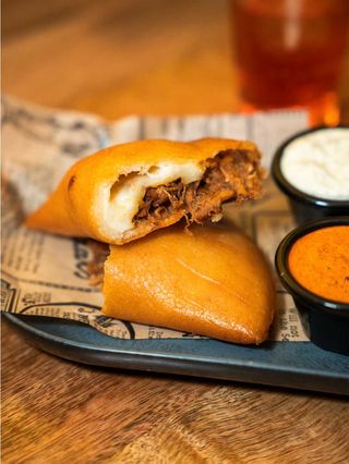 Empanada de Asado y Queso