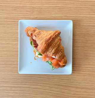 Croissant De Salmón Y Aguacate 