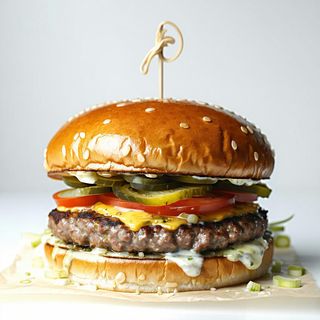 Hamburger di galletto Befed con patate fritte