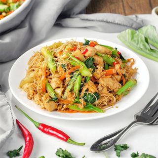 Makaron smażony z wieprzowiną