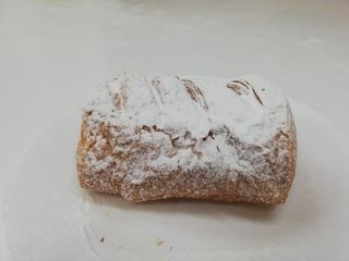 Kroasan sa višnjom i vanilom