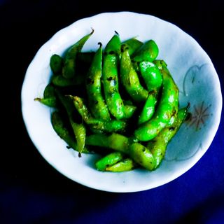 Edamame salteado al peperoncino