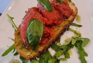 Bruschetta de Tomate e Basílico