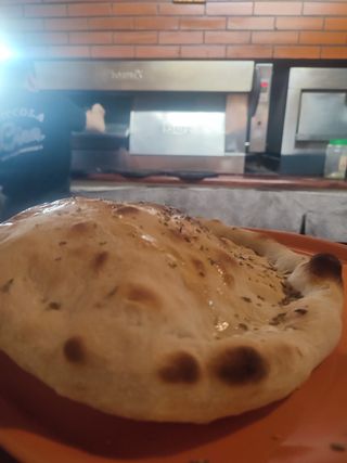 Pan de pizza con aceite de oliva y orégano