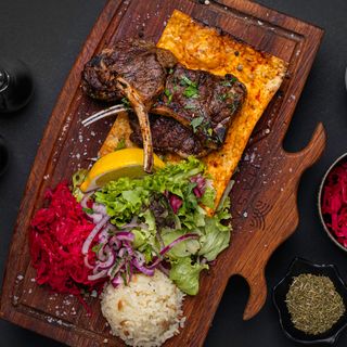 Агнешки котлети с ориенталска гарнитура (400г)