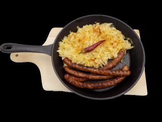 Tigaie cu varza calita si carnati 