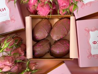 Фініки в шоколаді з фісташкою в коробочці