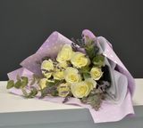 Buchet din trandafiri albi, lavandă și eucalipt