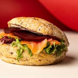 Bułka proteinowa - wędzony łosoś + labneh koperkowy