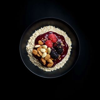 Bowl De Avena Caliente con Compota De Fruta & Almendras