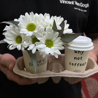 ქრიზანთემების თაიგული და illy-ს ყავა