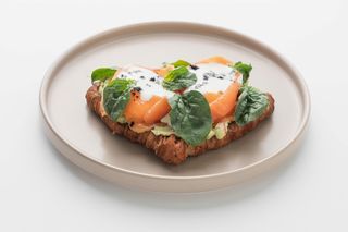 Круассан на гриле с форелью