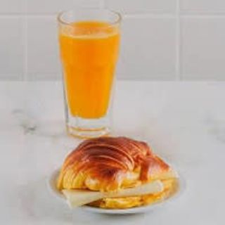 Menu pequeno-almoço + oferta Pão Deus