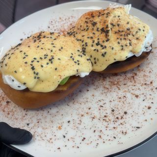 Huevos benedict aguacate