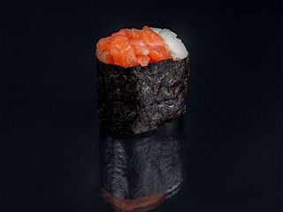 Гункан з лососем (50g)