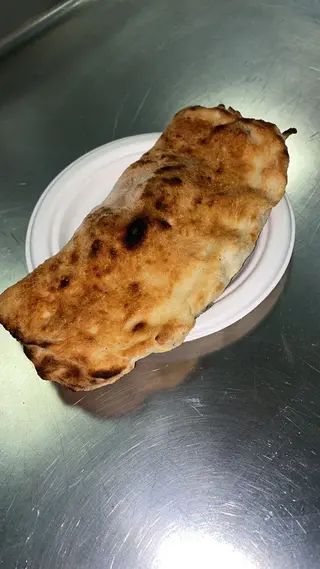 Calzone al forno ricotta salame e mozzarella