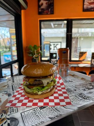 Classic burger + pomfrit + sok po izboru