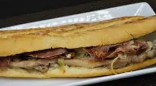 Bocadillo de solomillo con  jamón serrano y cebolla carmelizada 