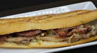 Bocadillo de solomillo con  jamón serrano y cebolla carmelizada 