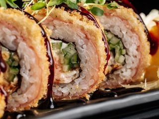 Хот рол з грильованим лососем (270g)