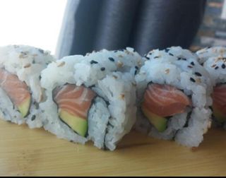 U48. Sake avocado uramaki