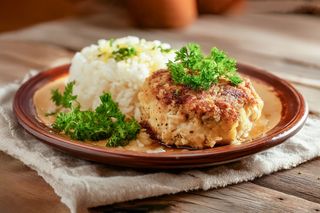 Pileća pljeskavica sa prilogom