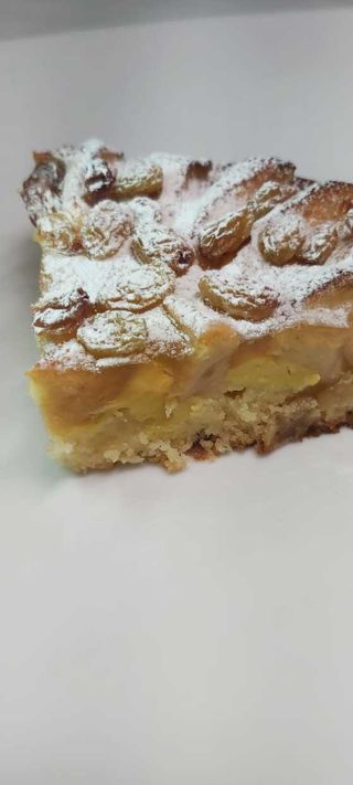 Fetta di torta mele - crema e uvetta