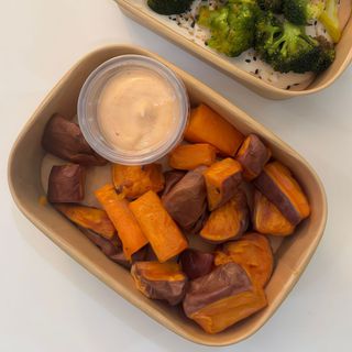 Boniatos con mayo japo / sriracha (huevo) - SIDE