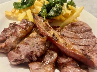 Costillas Y Michanas De Cordero A La Brasa