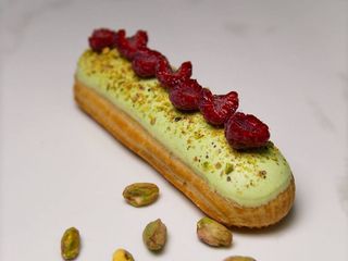 Еклер фісташка-малина