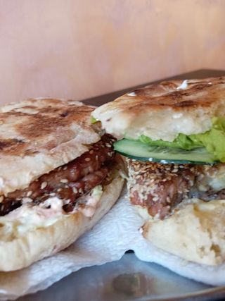 Punjena pljeskavica u susamu 250 gr