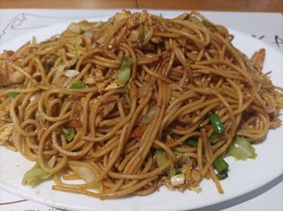 33. Спагети с пилешко месо и зеленчуци (700гр)