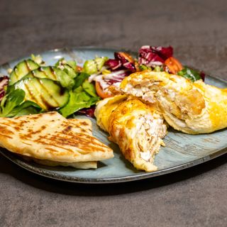 Omletă cu Șuncă și Cremă de Brânză