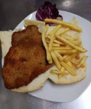 Panino con cotoletta di pollo e patatine