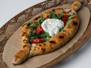 Żytnie chaczapuri z burattą