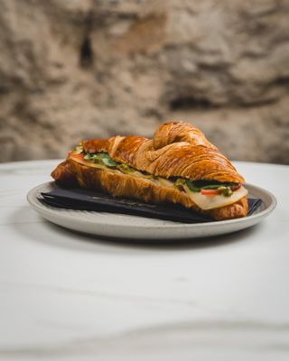 Caprese croissant