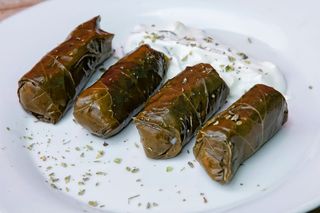 Dolmadakia (150gr) + tzatziki