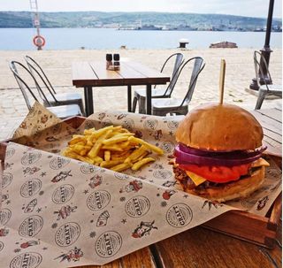 Бургер със свинско дърпано месо (400г)