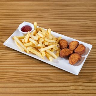 Nuggets De Pollo con patata frita 