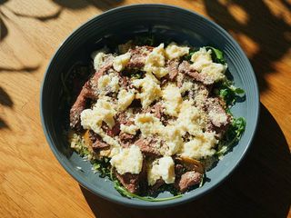 Тальятта із яловичини з хосперу з рукколою та артишоком (250g)