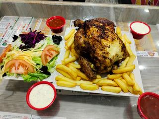 Pollo A L'Ast Entero Con Patatas Y Ensalada Verde