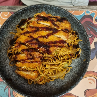 Plato De Yakisoba Pollo Katsu