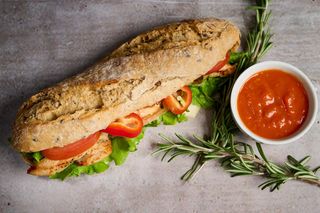 Sandwich piept de pui copt