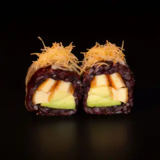135. Uramaki de arroz negro de pollo y aguacate(8uds)